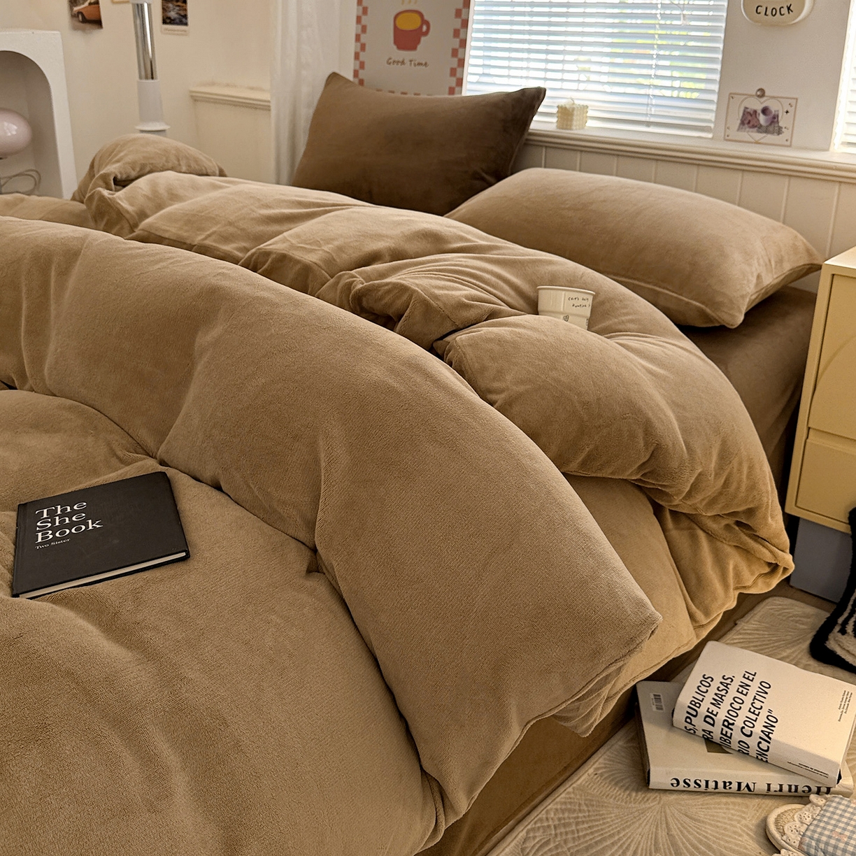 91家纺网 家纺一手货源 找家纺 童颜 2025新款高克重拼色保暖牛奶绒四件套 浅棕+深棕