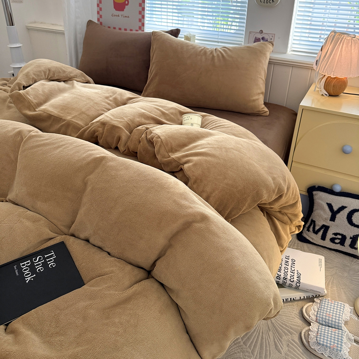 91家纺网 家纺一手货源 找家纺 童颜 2025新款高克重拼色保暖牛奶绒四件套 浅棕+深棕