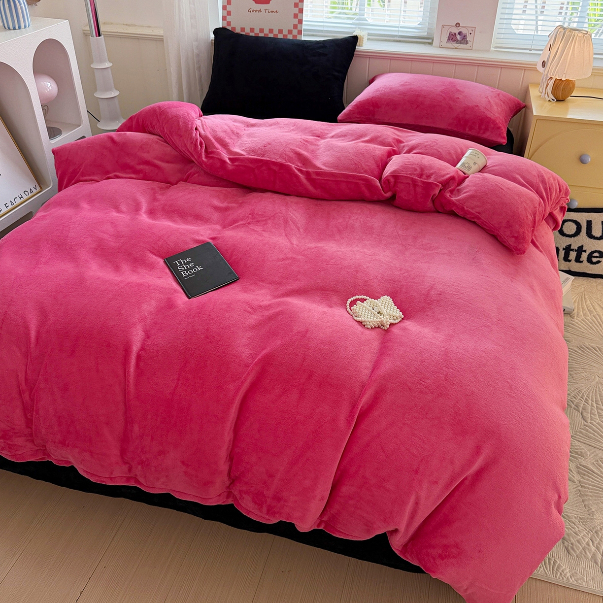 91家纺网 家纺一手货源 找家纺 童颜 2025新款高克重拼色保暖牛奶绒四件套 玫红黑