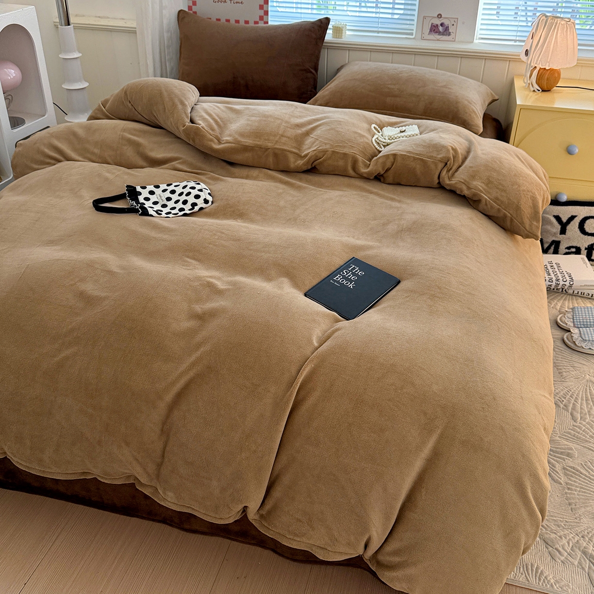 91家纺网 家纺一手货源 找家纺 童颜 2025新款高克重拼色保暖牛奶绒四件套 浅棕+深棕