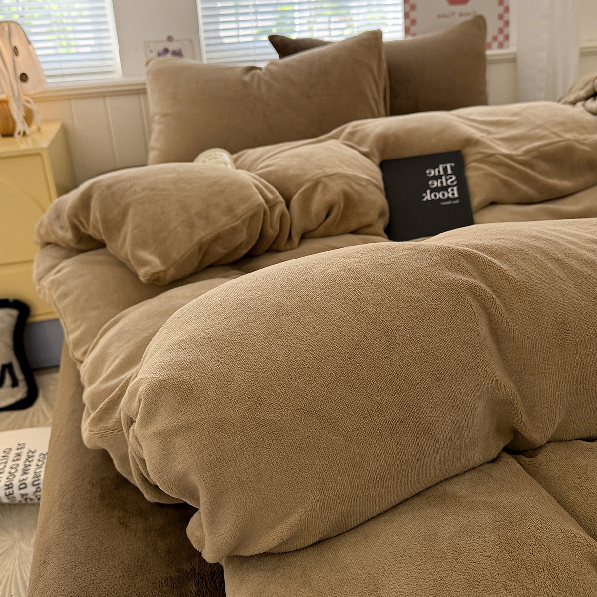 91家纺网 家纺一手货源 找家纺 童颜 2025新款高克重拼色保暖牛奶绒四件套 浅棕+深棕