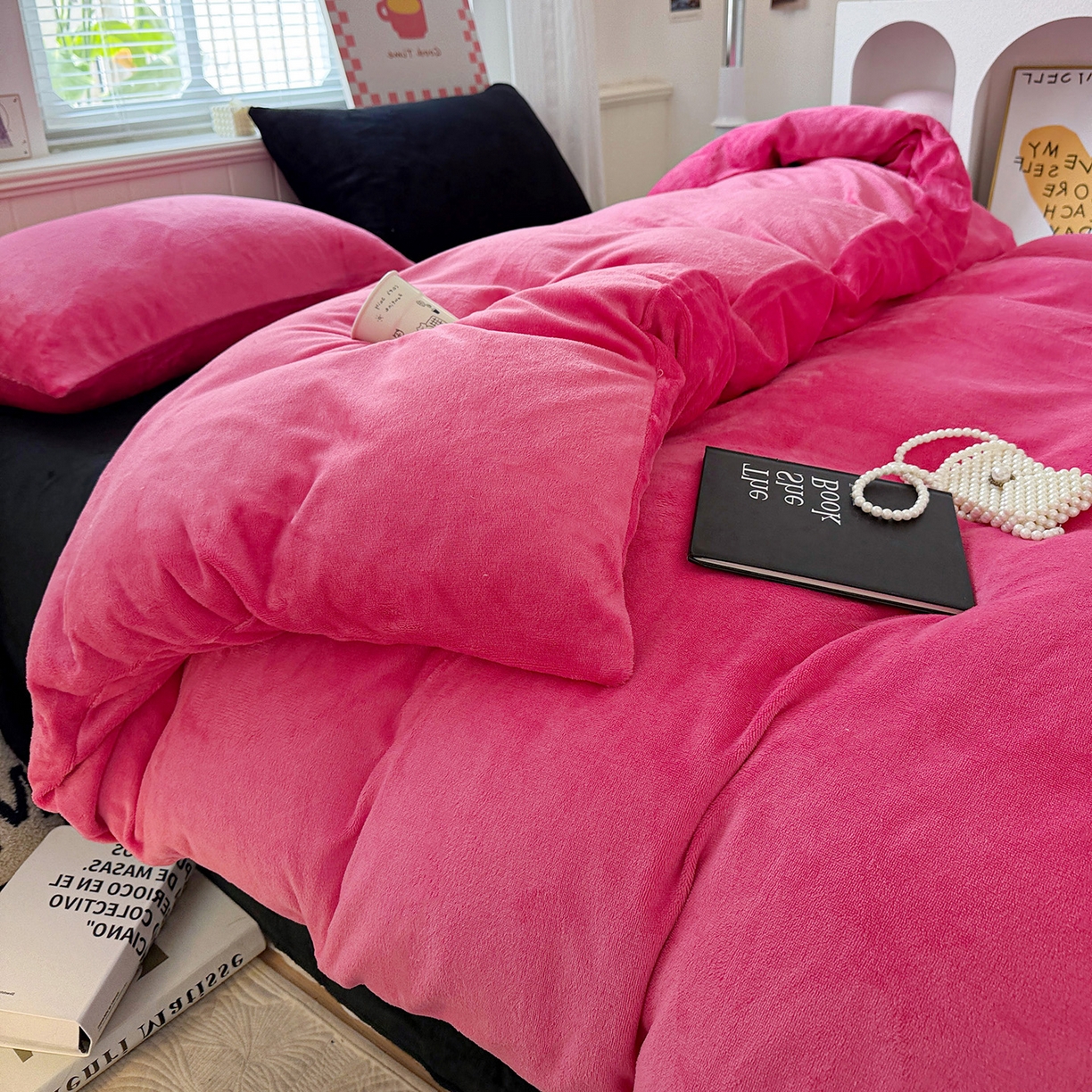 91家纺网 家纺一手货源 找家纺 童颜 2025新款高克重拼色保暖牛奶绒四件套 玫红黑