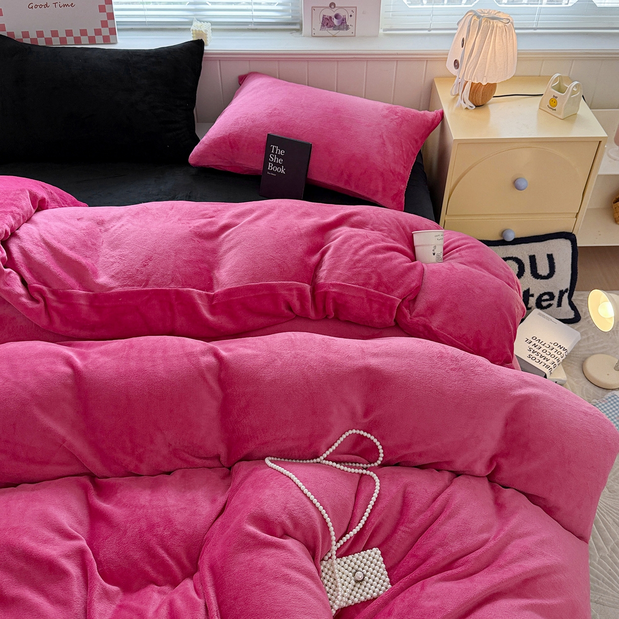 91家纺网 家纺一手货源 找家纺 童颜 2025新款高克重拼色保暖牛奶绒四件套 玫红黑