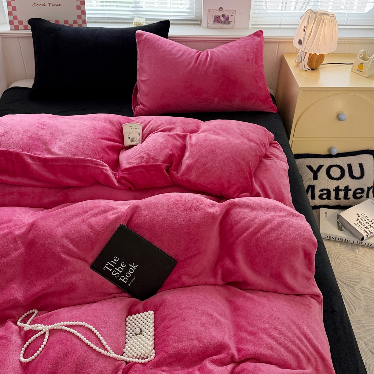 91家纺网 家纺一手货源 找家纺 童颜 2025新款高克重拼色保暖牛奶绒四件套 玫红黑