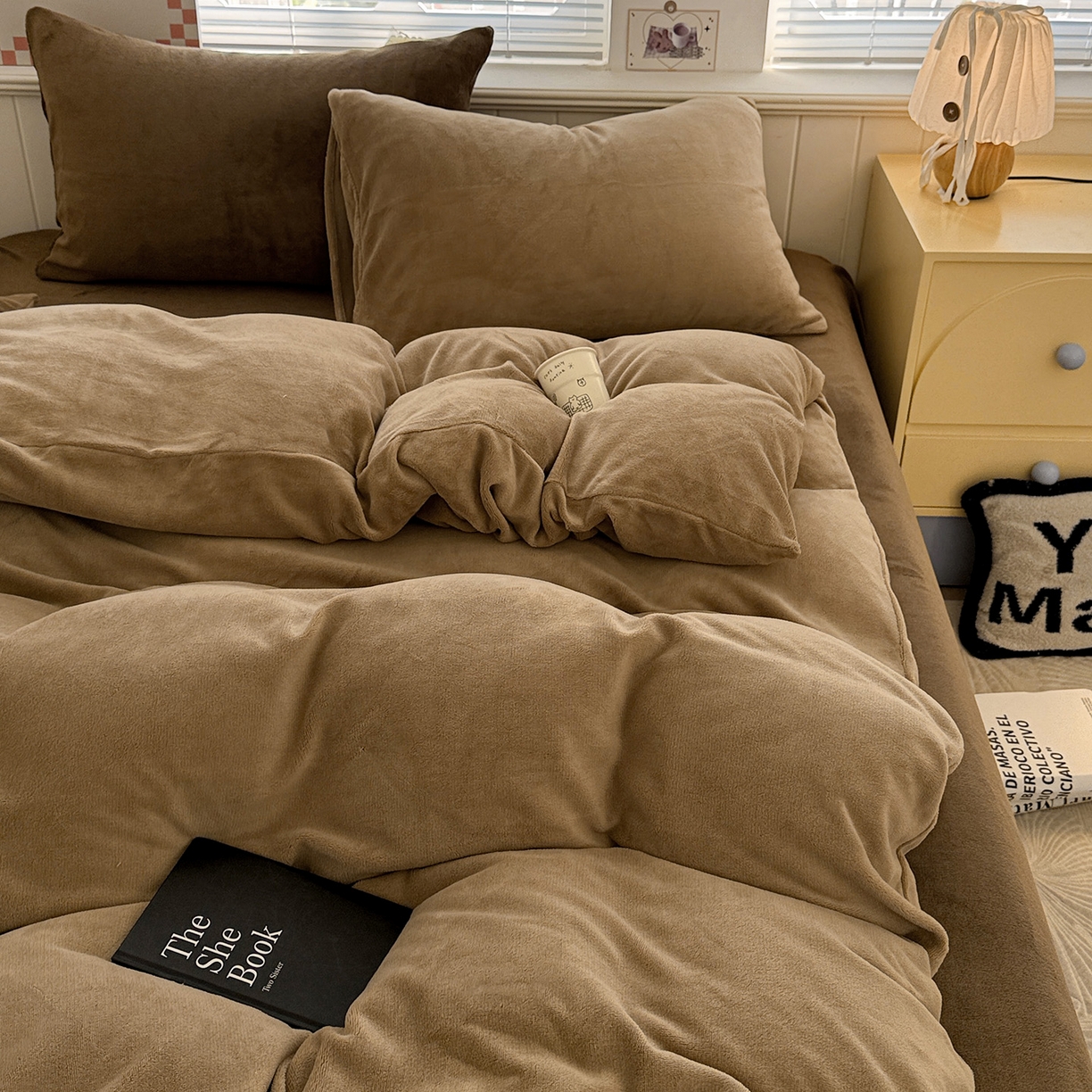 91家纺网 家纺一手货源 找家纺 童颜 2025新款高克重拼色保暖牛奶绒四件套 浅棕+深棕