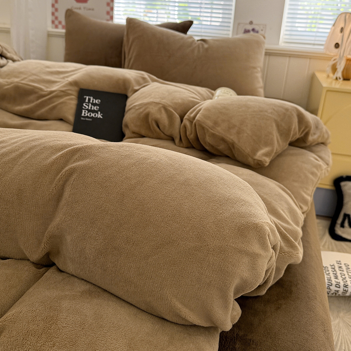 91家纺网 家纺一手货源 找家纺 童颜 2025新款高克重拼色保暖牛奶绒四件套 浅棕+深棕