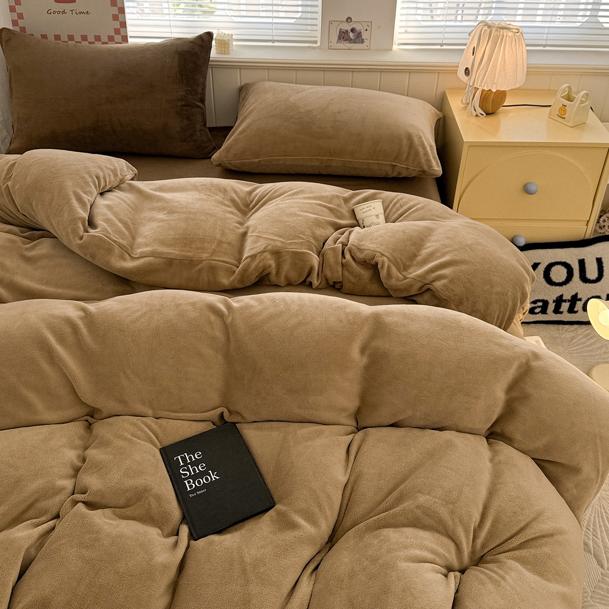 91家纺网 家纺一手货源 找家纺 童颜 2025新款高克重拼色保暖牛奶绒四件套 浅棕+深棕