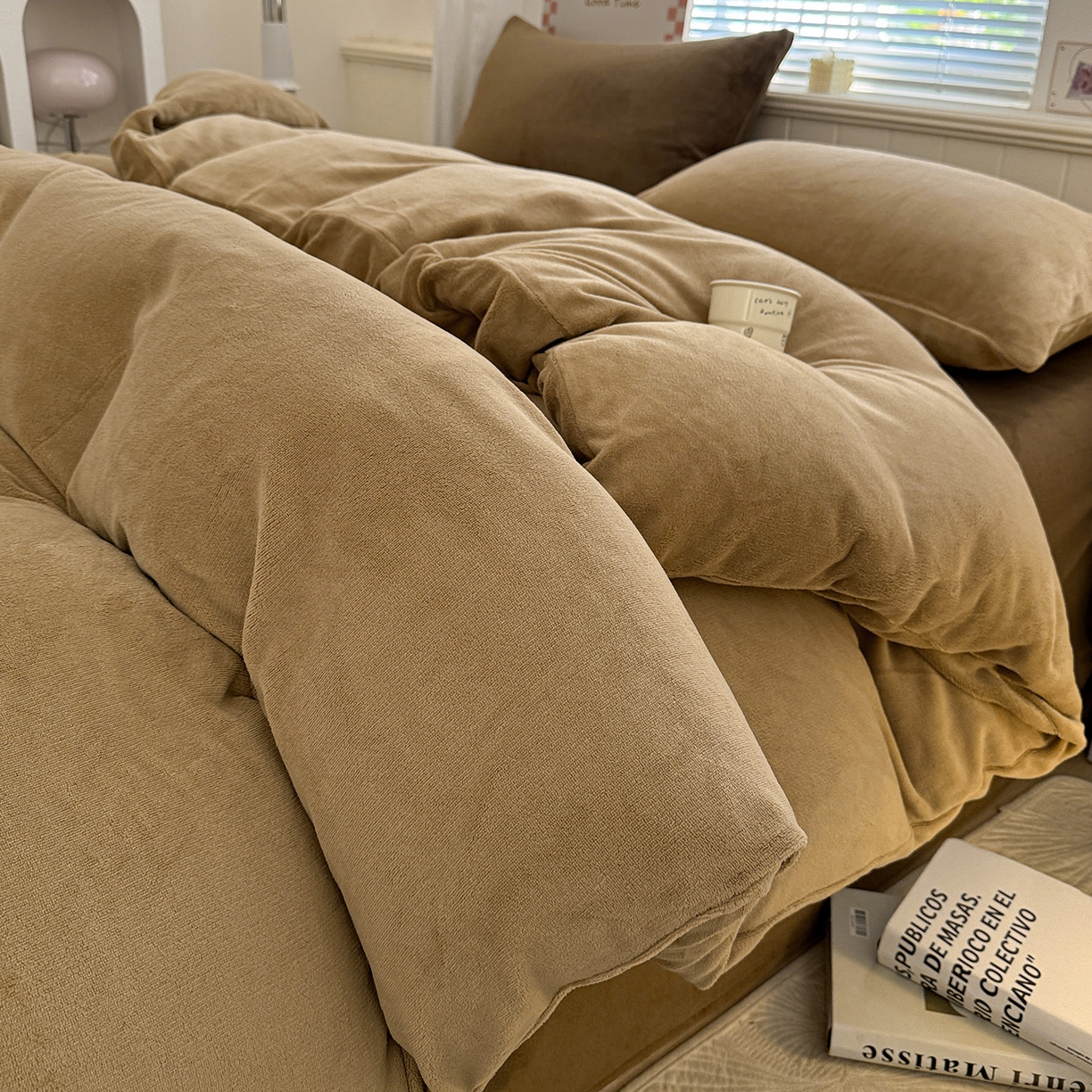 91家纺网 家纺一手货源 找家纺 童颜 2025新款高克重拼色保暖牛奶绒四件套 浅棕+深棕