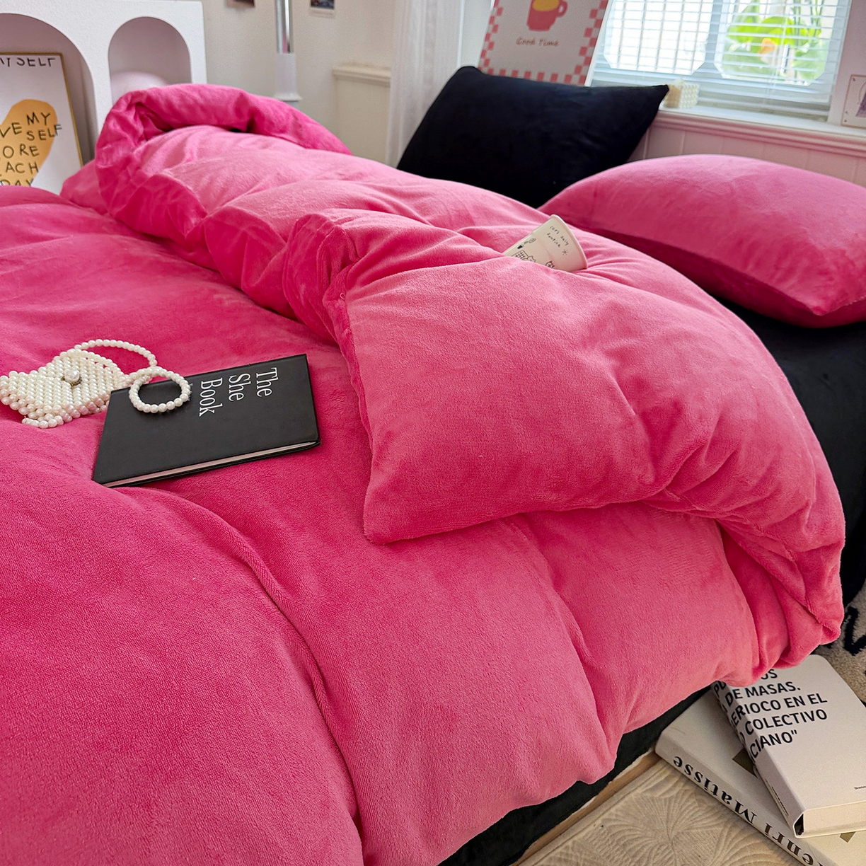 91家纺网 家纺一手货源 找家纺 童颜 2025新款高克重拼色保暖牛奶绒四件套 玫红黑