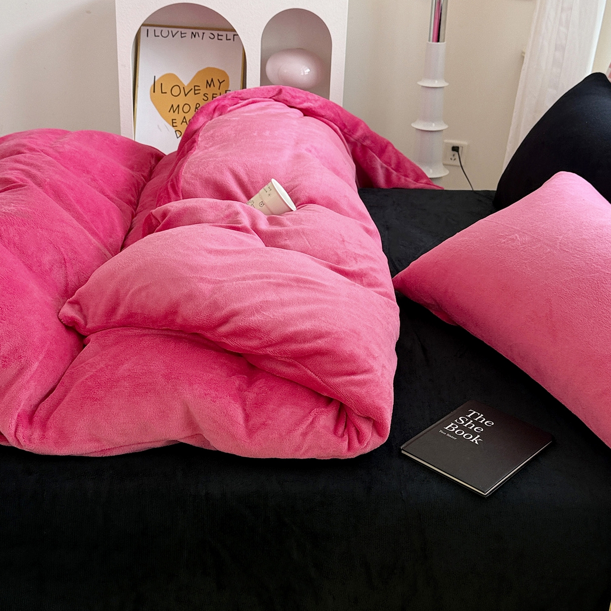 91家纺网 家纺一手货源 找家纺 童颜 2025新款高克重拼色保暖牛奶绒四件套 玫红黑