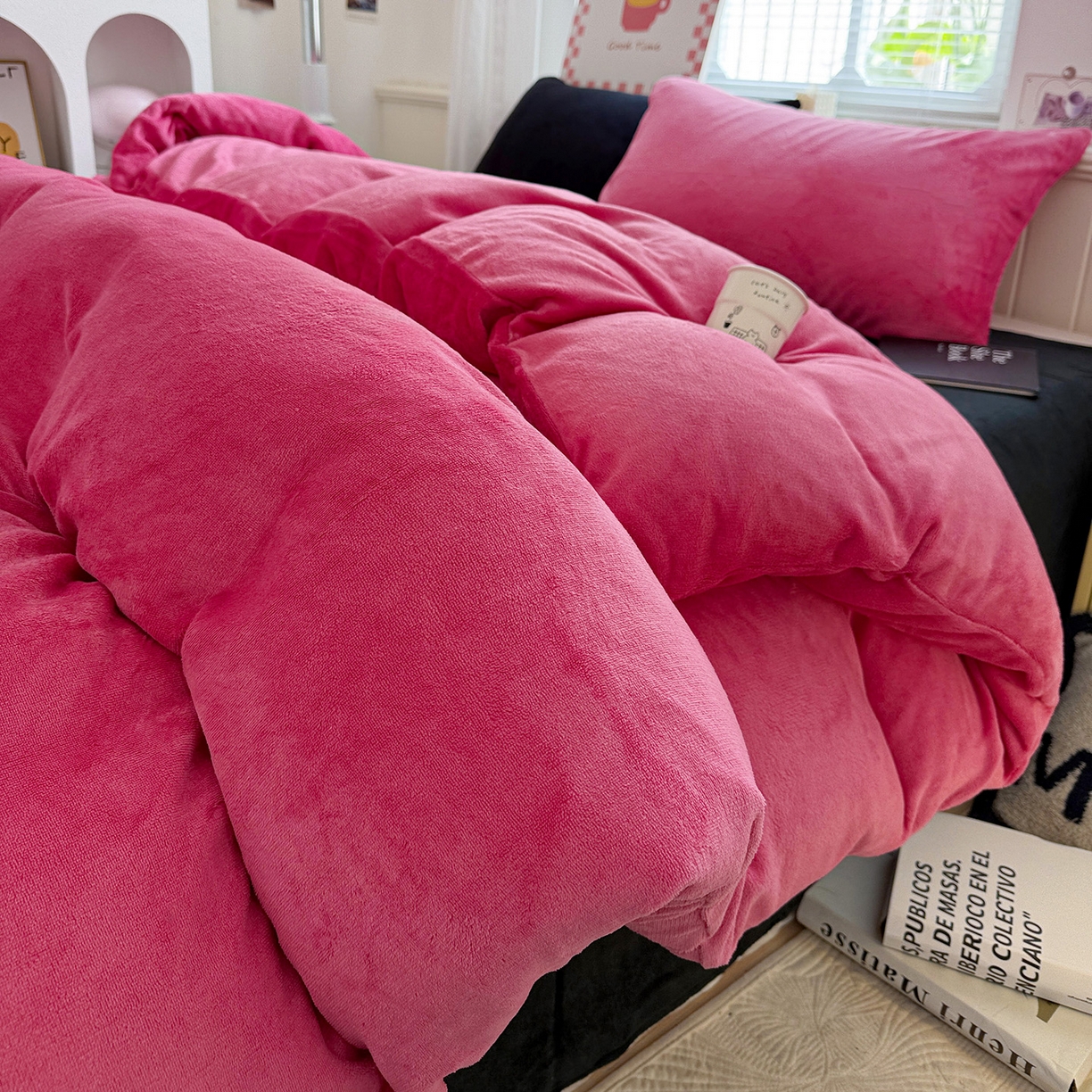 91家纺网 家纺一手货源 找家纺 童颜 2025新款高克重拼色保暖牛奶绒四件套 玫红黑