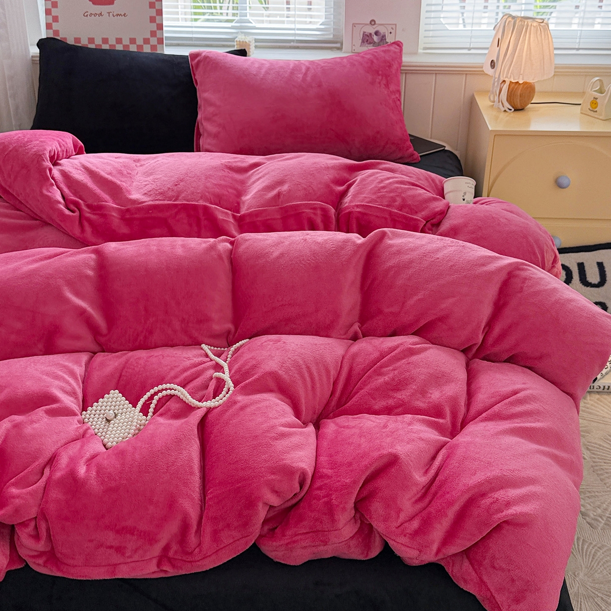 童颜 2025新款高克重拼色保暖牛奶绒四件套 玫红黑