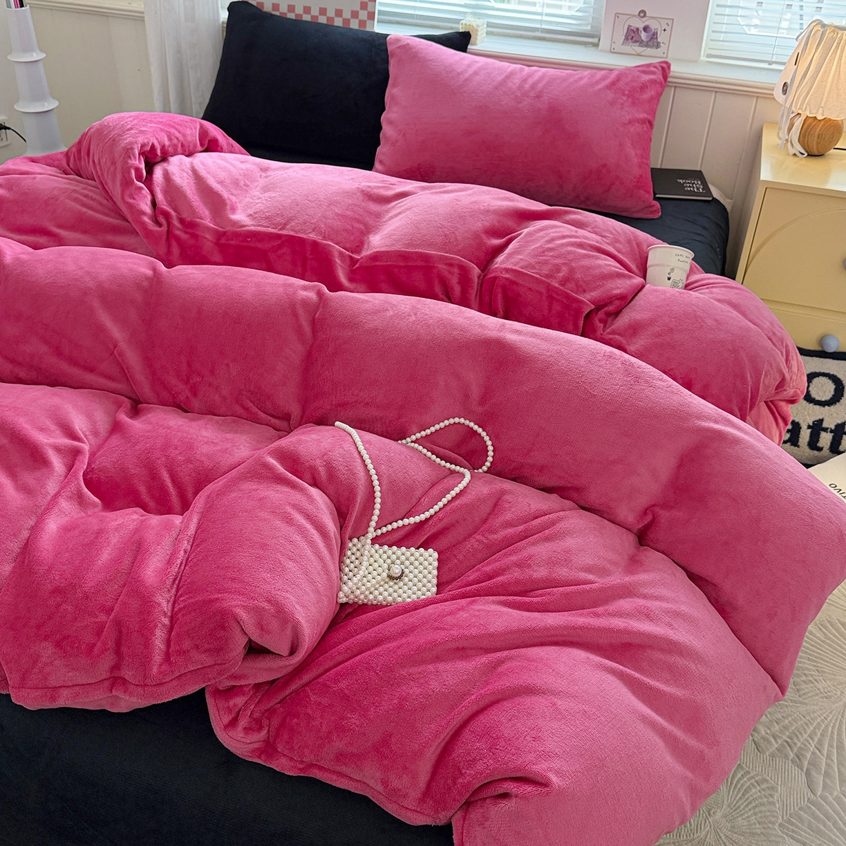 91家纺网 家纺一手货源 找家纺 童颜 2025新款高克重拼色保暖牛奶绒四件套 玫红黑