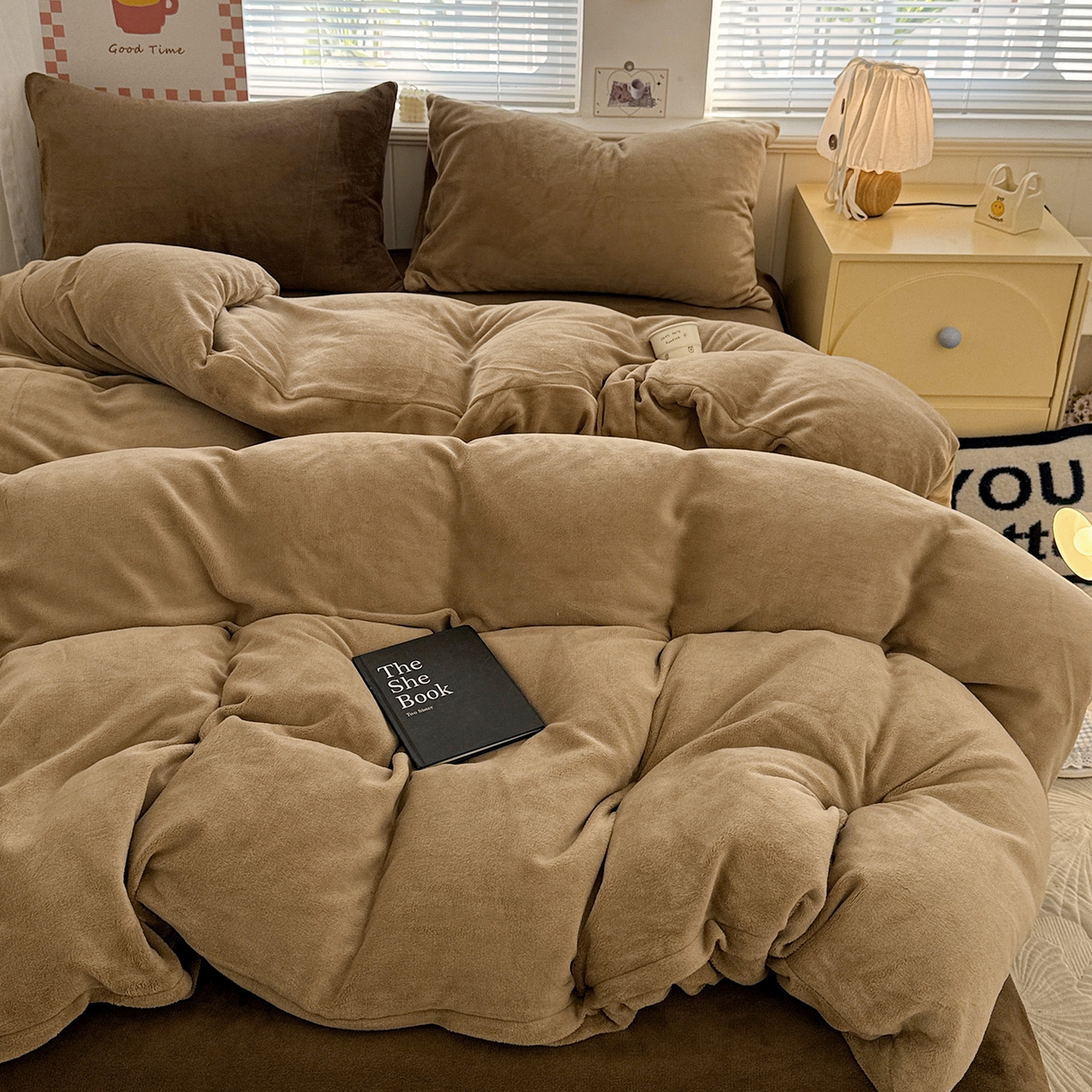 童颜 2025新款高克重拼色保暖牛奶绒四件套 浅棕+深棕