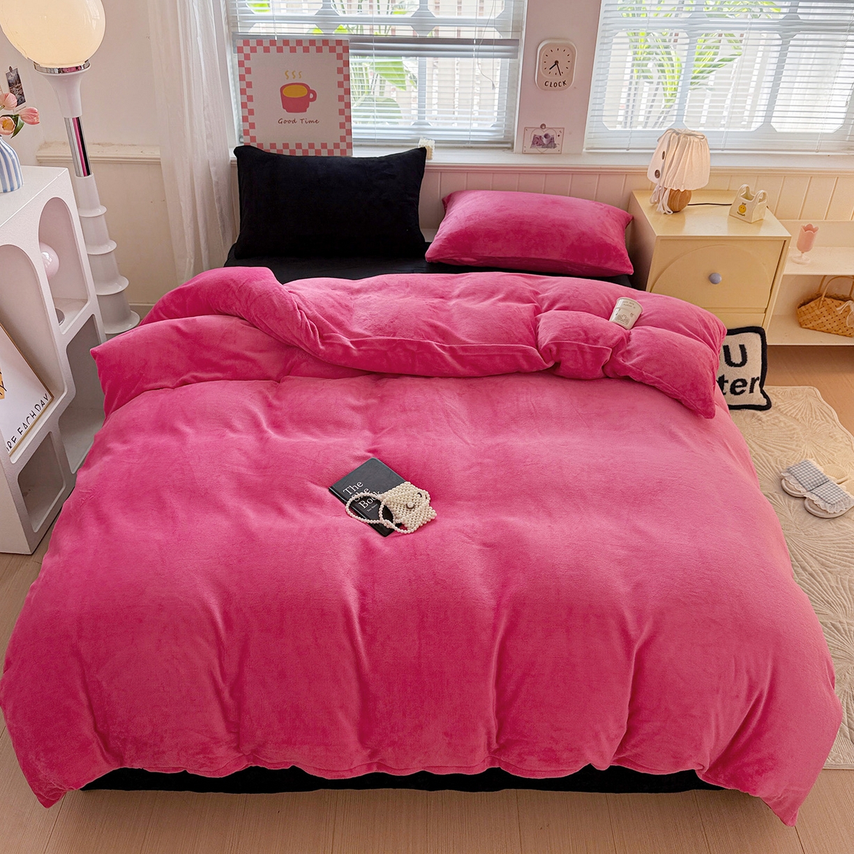 91家纺网 家纺一手货源 找家纺 童颜 2025新款高克重拼色保暖牛奶绒四件套 玫红黑