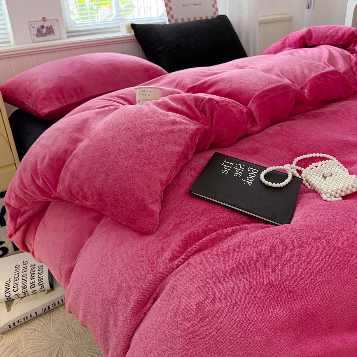 91家纺网 家纺一手货源 找家纺 童颜 2025新款高克重拼色保暖牛奶绒四件套 玫红黑