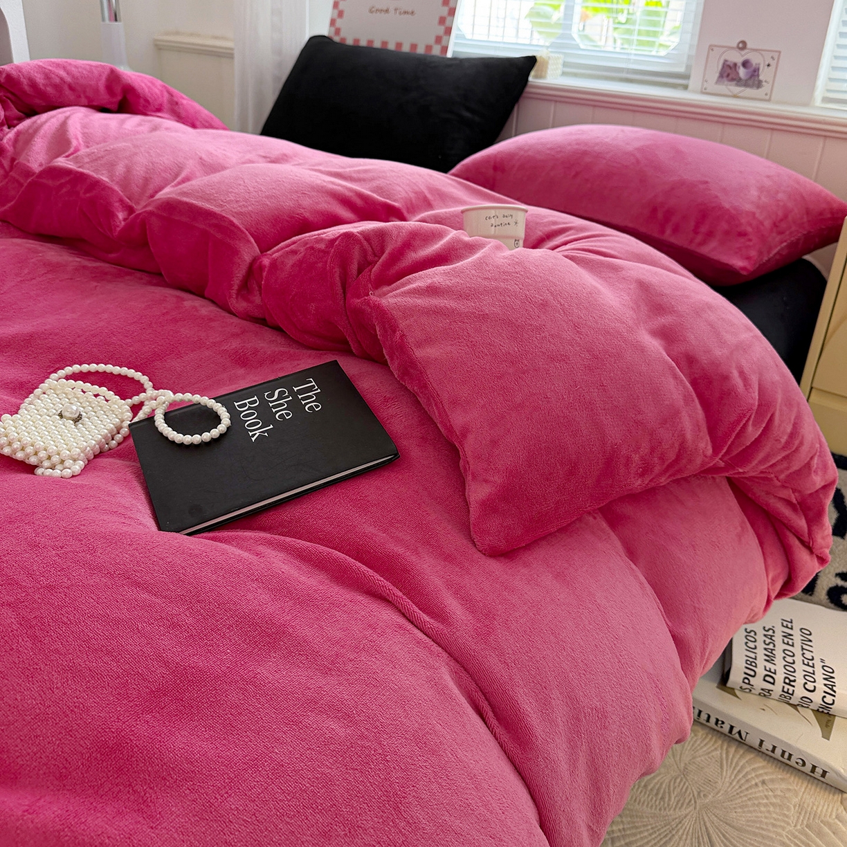 91家纺网 家纺一手货源 找家纺 童颜 2025新款高克重拼色保暖牛奶绒四件套 玫红黑