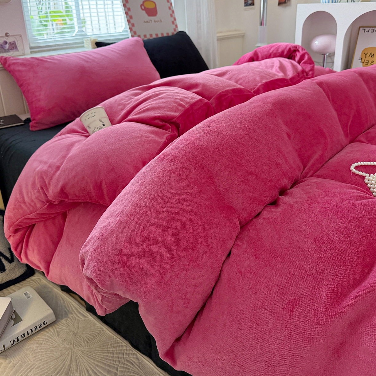 91家纺网 家纺一手货源 找家纺 童颜 2025新款高克重拼色保暖牛奶绒四件套 玫红黑