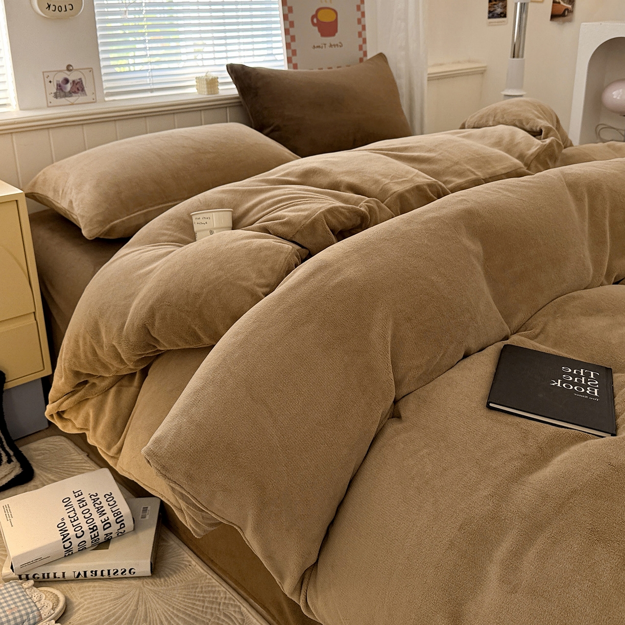 91家纺网 家纺一手货源 找家纺 童颜 2025新款高克重拼色保暖牛奶绒四件套 浅棕+深棕