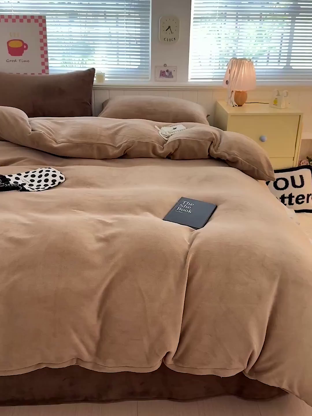 91家纺网 家纺一手货源 找家纺 童颜 2025新款高克重拼色保暖牛奶绒四件套 浅棕+深棕