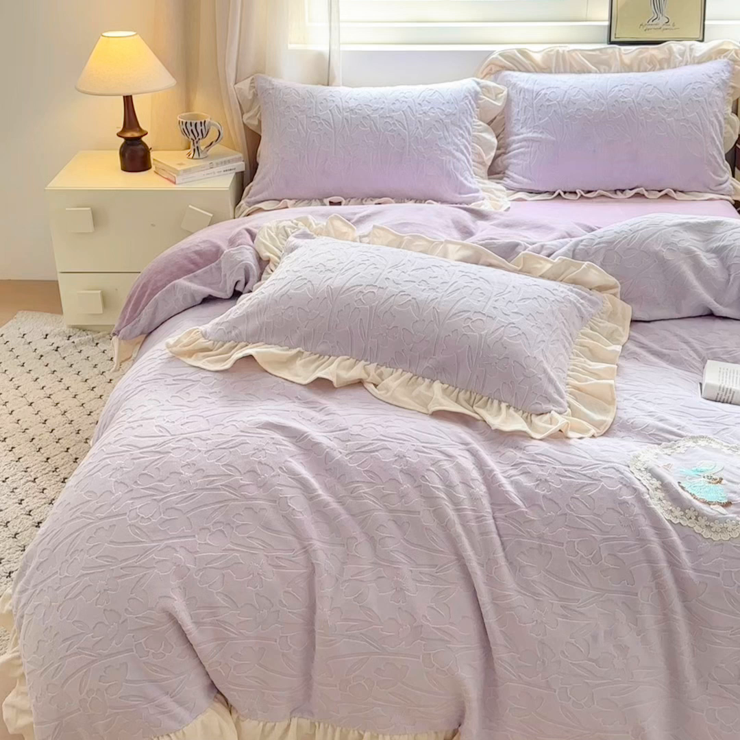 91家纺网 家纺一手货源 找家纺 乐居家纺 2025新款蝴蝶花边款剪花提花牛奶绒四件套（含买家秀和质检报告） 花边款-一路生花-紫