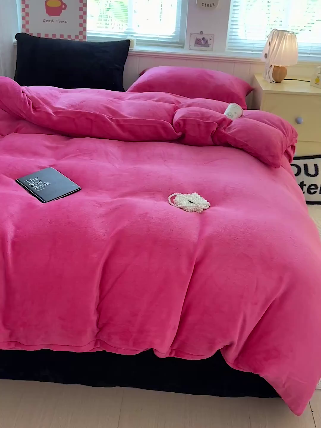 91家纺网 家纺一手货源 找家纺 童颜 2025新款高克重拼色保暖牛奶绒四件套 玫红黑