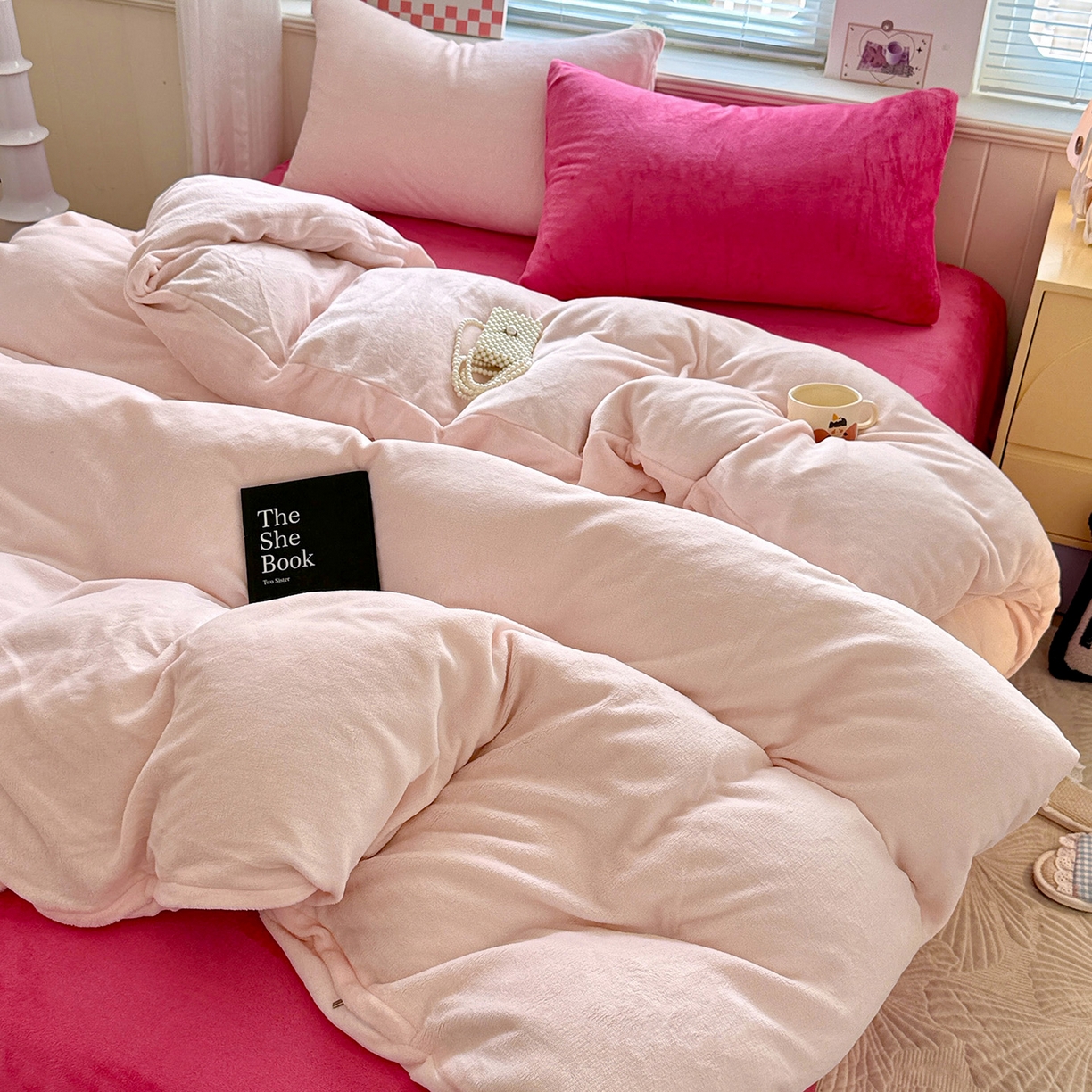 91家纺网 家纺一手货源 找家纺 童颜 2025新款高克重拼色保暖牛奶绒四件套 粉玉+玫红