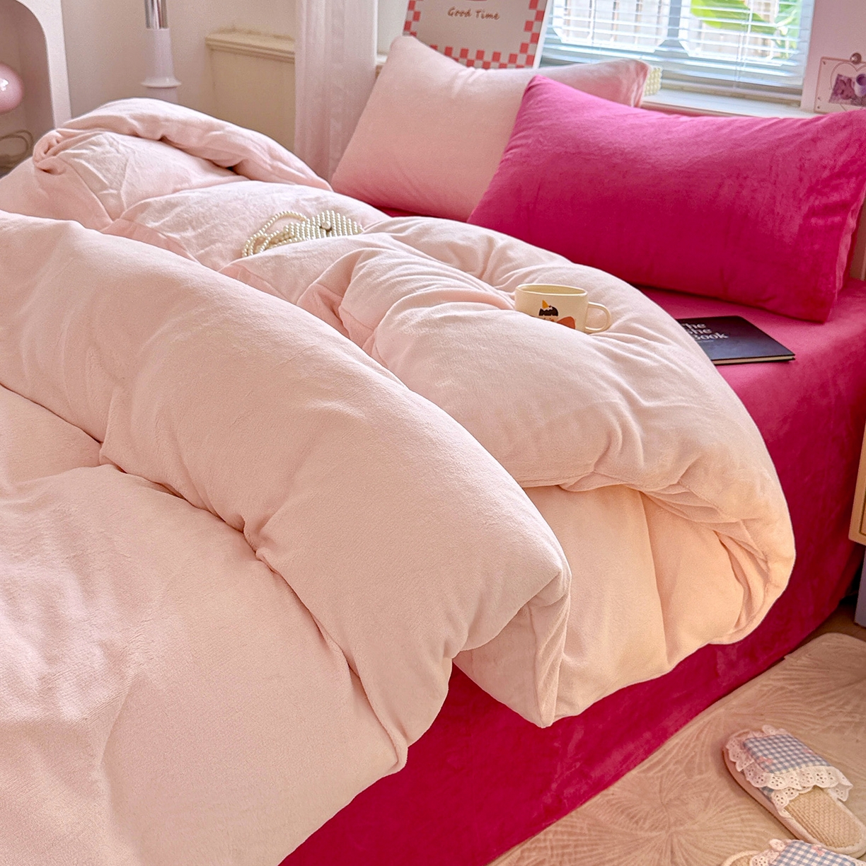 91家纺网 家纺一手货源 找家纺 童颜 2025新款高克重拼色保暖牛奶绒四件套 粉玉+玫红