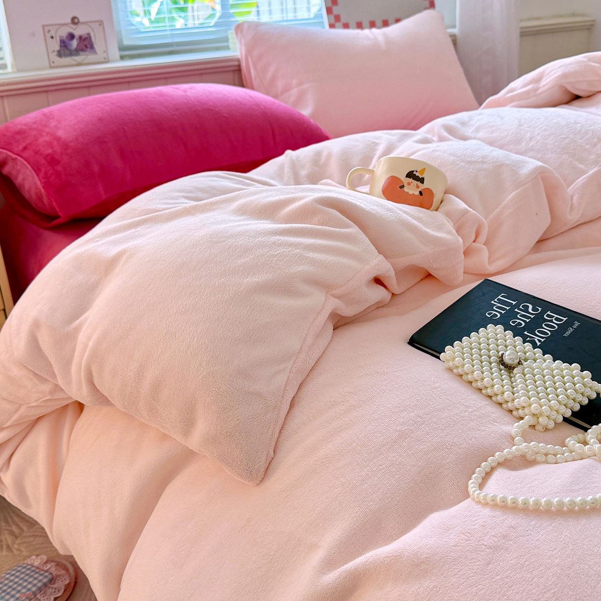 91家纺网 家纺一手货源 找家纺 童颜 2025新款高克重拼色保暖牛奶绒四件套 粉玉+玫红