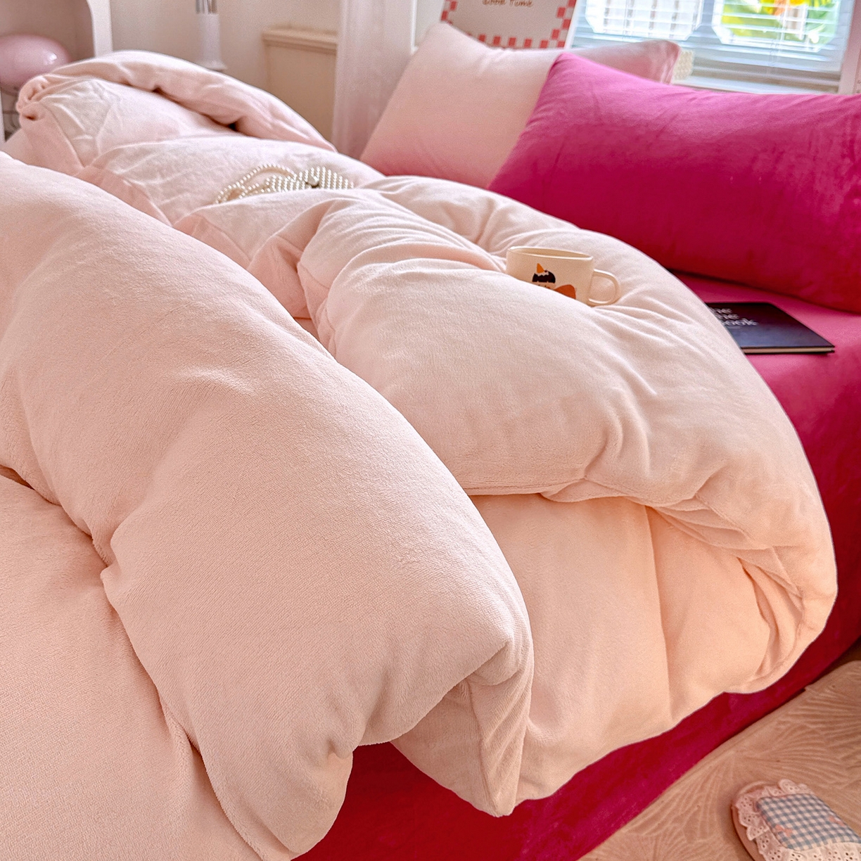 91家纺网 家纺一手货源 找家纺 童颜 2025新款高克重拼色保暖牛奶绒四件套 粉玉+玫红