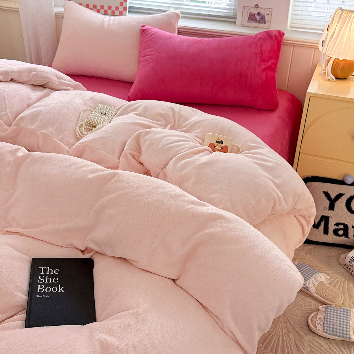 91家纺网 家纺一手货源 找家纺 童颜 2025新款高克重拼色保暖牛奶绒四件套 粉玉+玫红