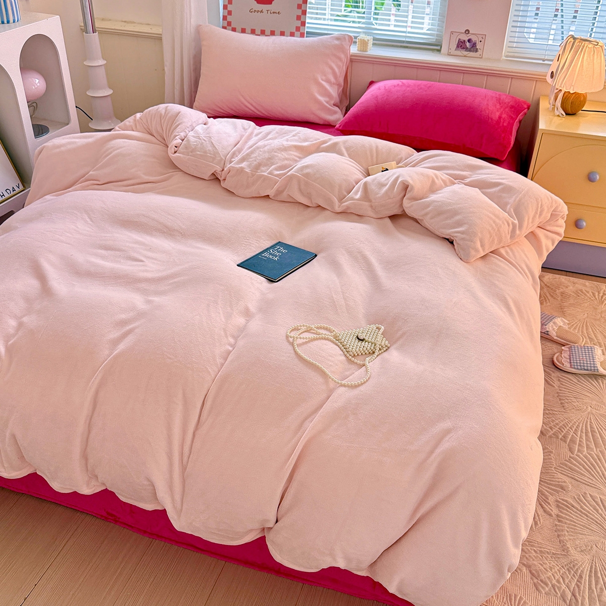 91家纺网 家纺一手货源 找家纺 童颜 2025新款高克重拼色保暖牛奶绒四件套 粉玉+玫红