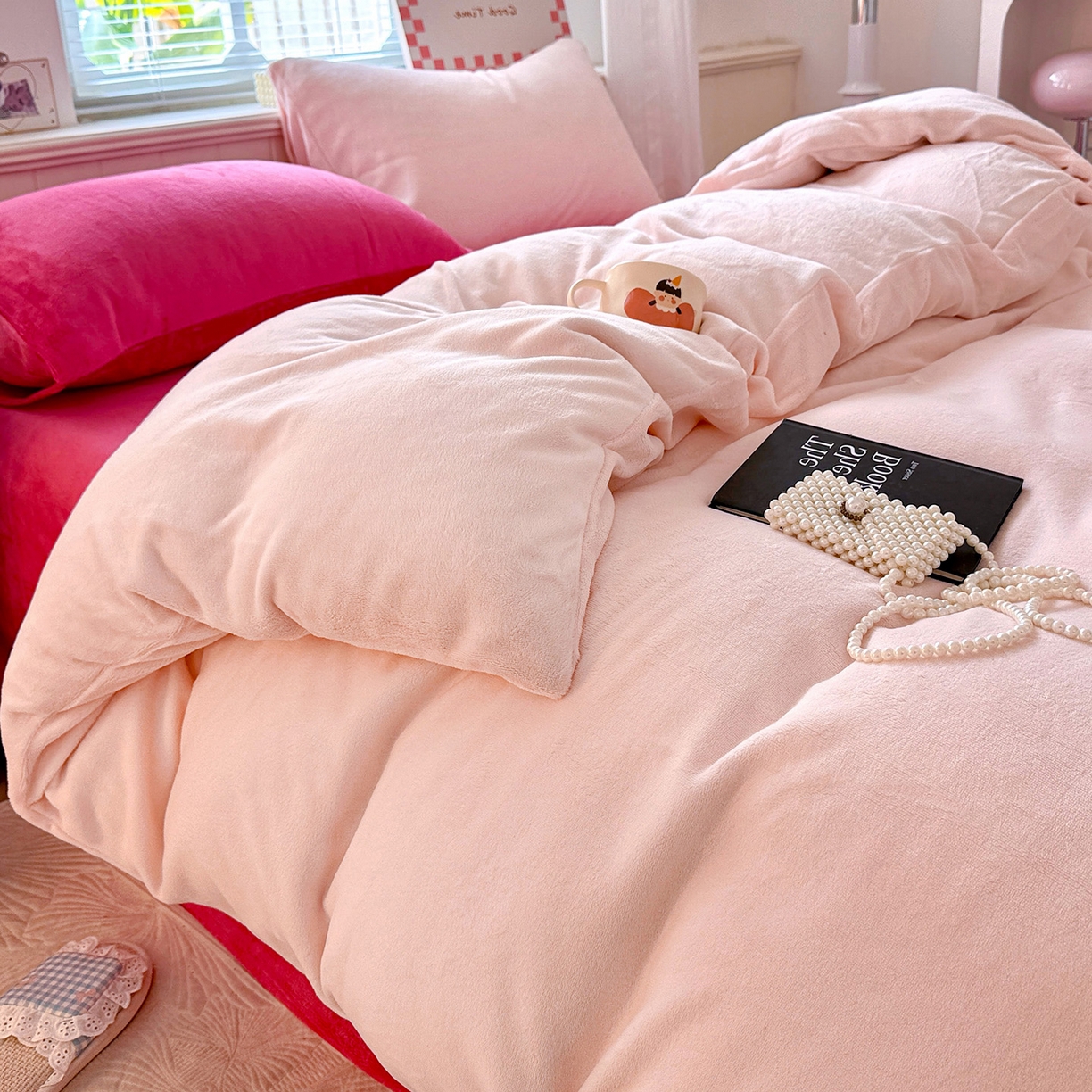 91家纺网 家纺一手货源 找家纺 童颜 2025新款高克重拼色保暖牛奶绒四件套 粉玉+玫红