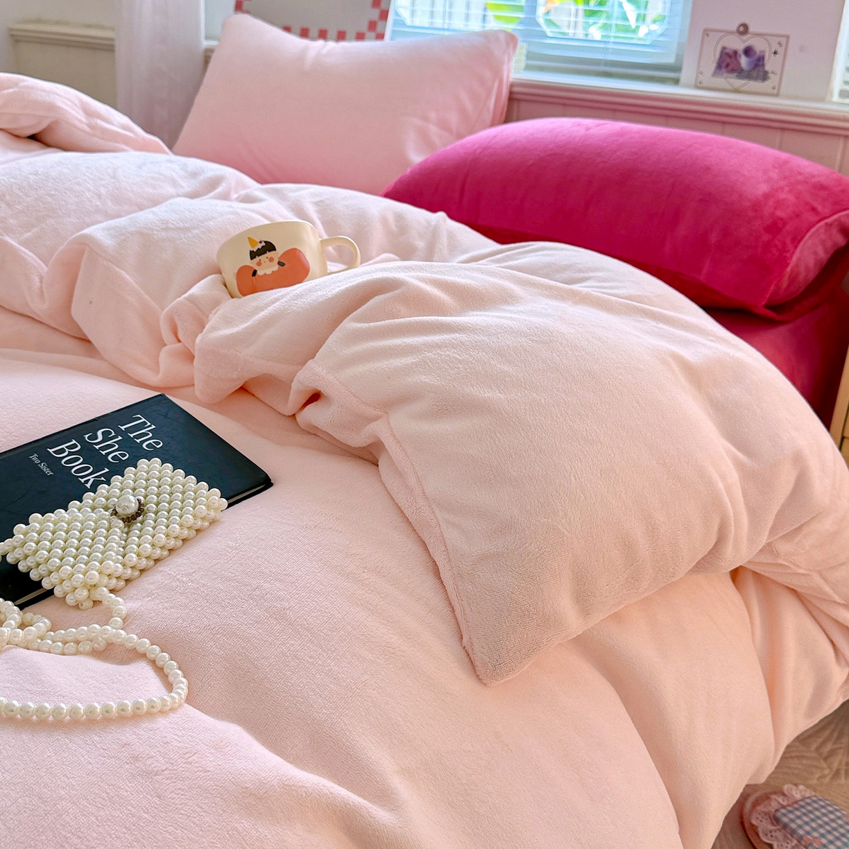 91家纺网 家纺一手货源 找家纺 童颜 2025新款高克重拼色保暖牛奶绒四件套 粉玉+玫红