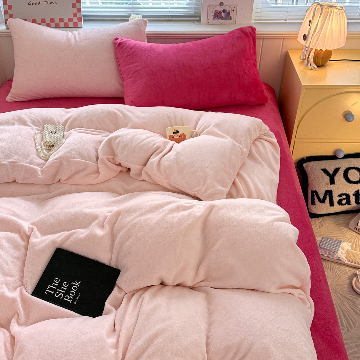 91家纺网 家纺一手货源 找家纺 童颜 2025新款高克重拼色保暖牛奶绒四件套 粉玉+玫红