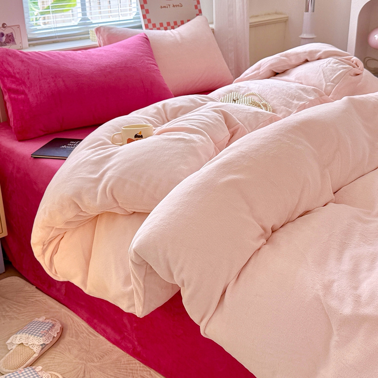 91家纺网 家纺一手货源 找家纺 童颜 2025新款高克重拼色保暖牛奶绒四件套 粉玉+玫红