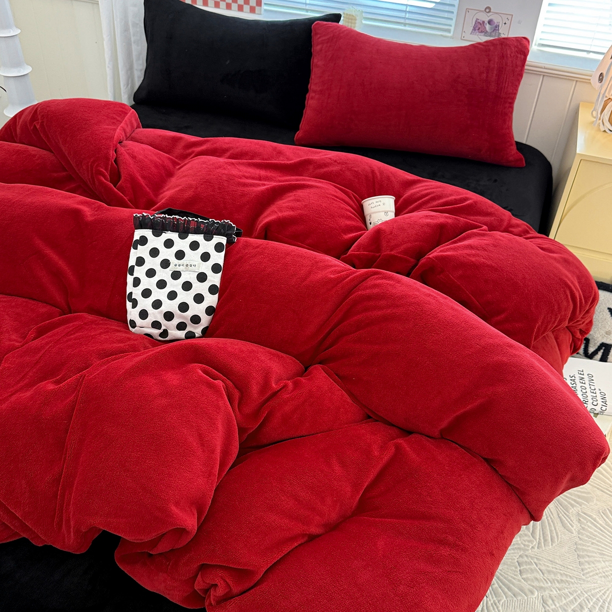 91家纺网 家纺一手货源 找家纺 童颜 2025新款高克重拼色保暖牛奶绒四件套 酒红黑