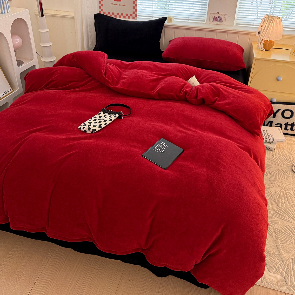 91家纺网 家纺一手货源 找家纺 童颜 2025新款高克重拼色保暖牛奶绒四件套 酒红黑