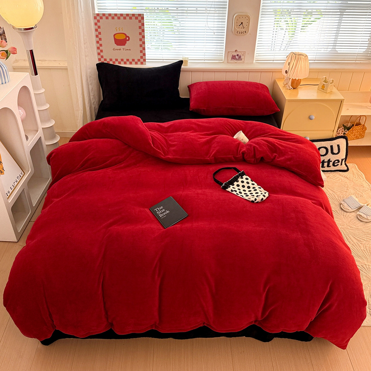 91家纺网 家纺一手货源 找家纺 童颜 2025新款高克重拼色保暖牛奶绒四件套 酒红黑