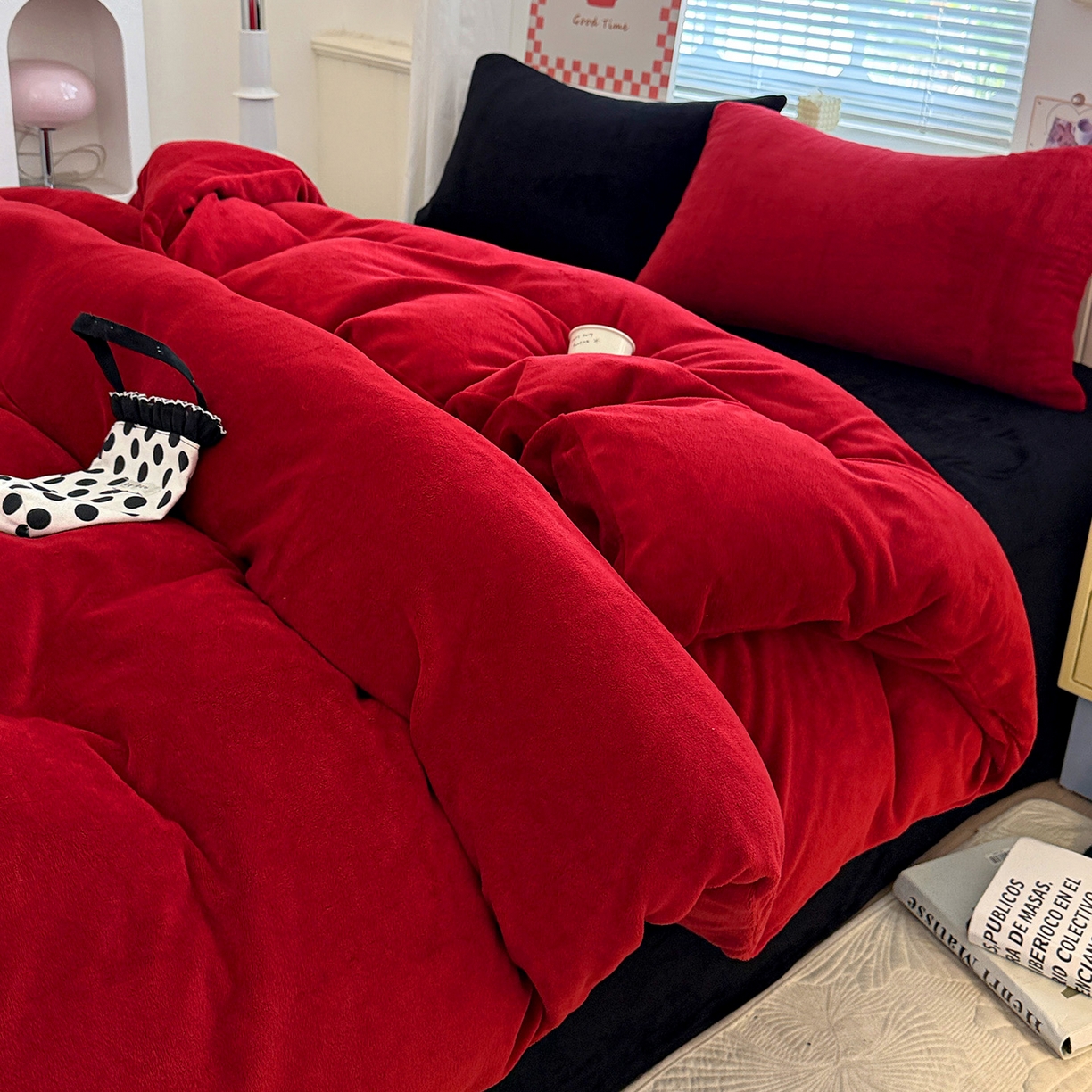 91家纺网 家纺一手货源 找家纺 童颜 2025新款高克重拼色保暖牛奶绒四件套 酒红黑