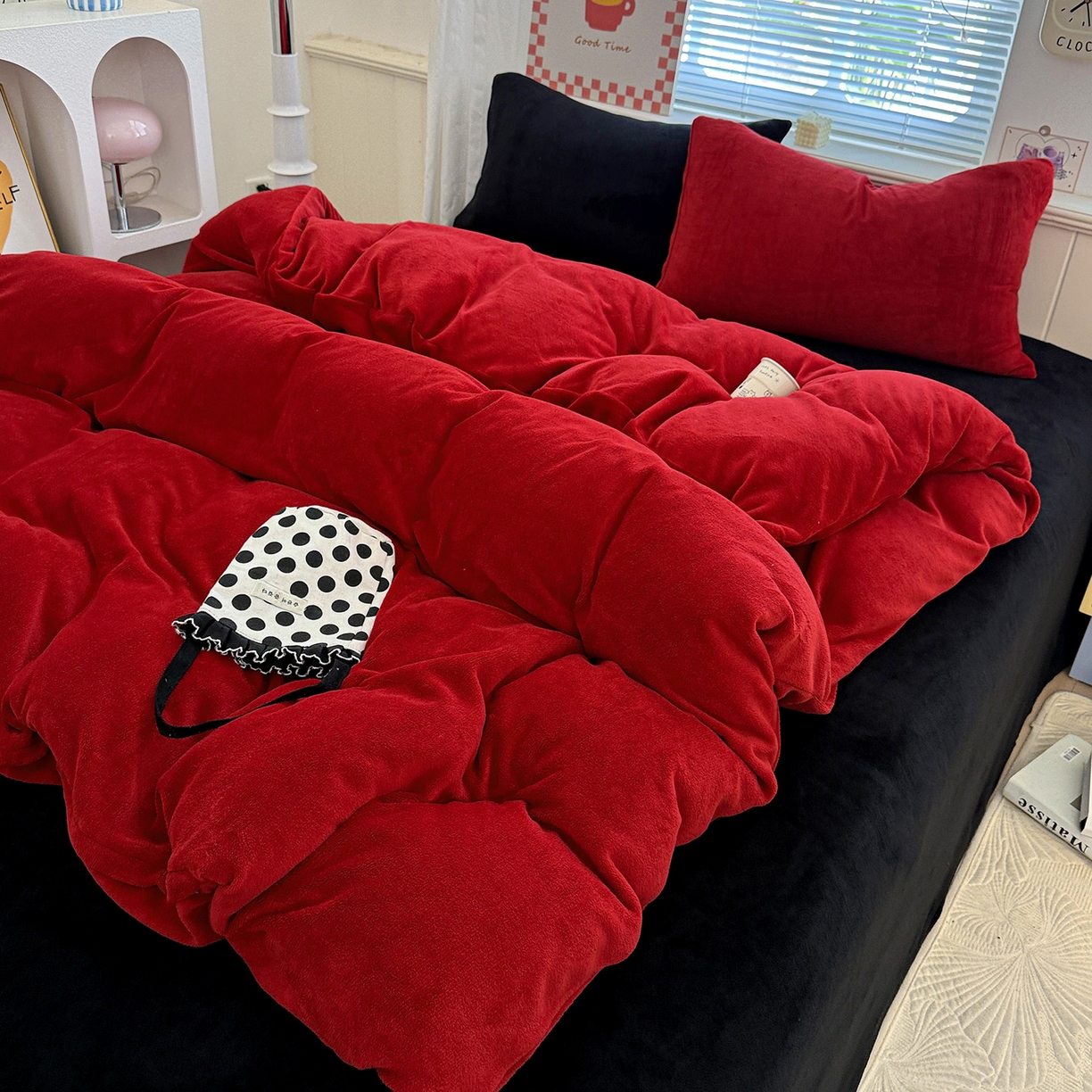 91家纺网 家纺一手货源 找家纺 童颜 2025新款高克重拼色保暖牛奶绒四件套 酒红黑