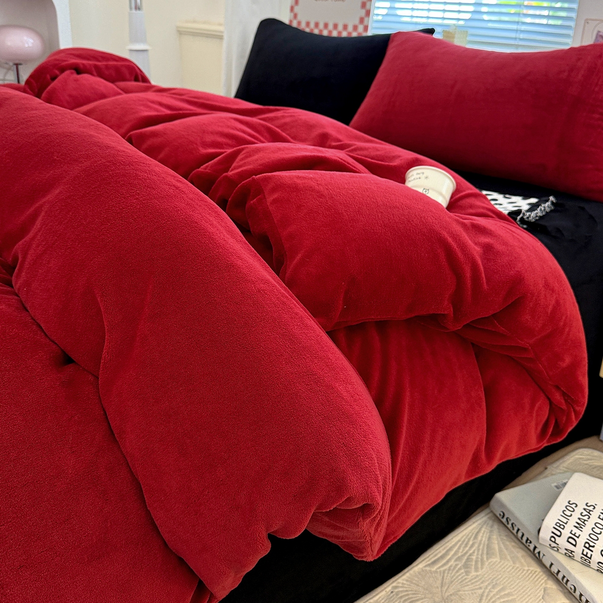 91家纺网 家纺一手货源 找家纺 童颜 2025新款高克重拼色保暖牛奶绒四件套 酒红黑