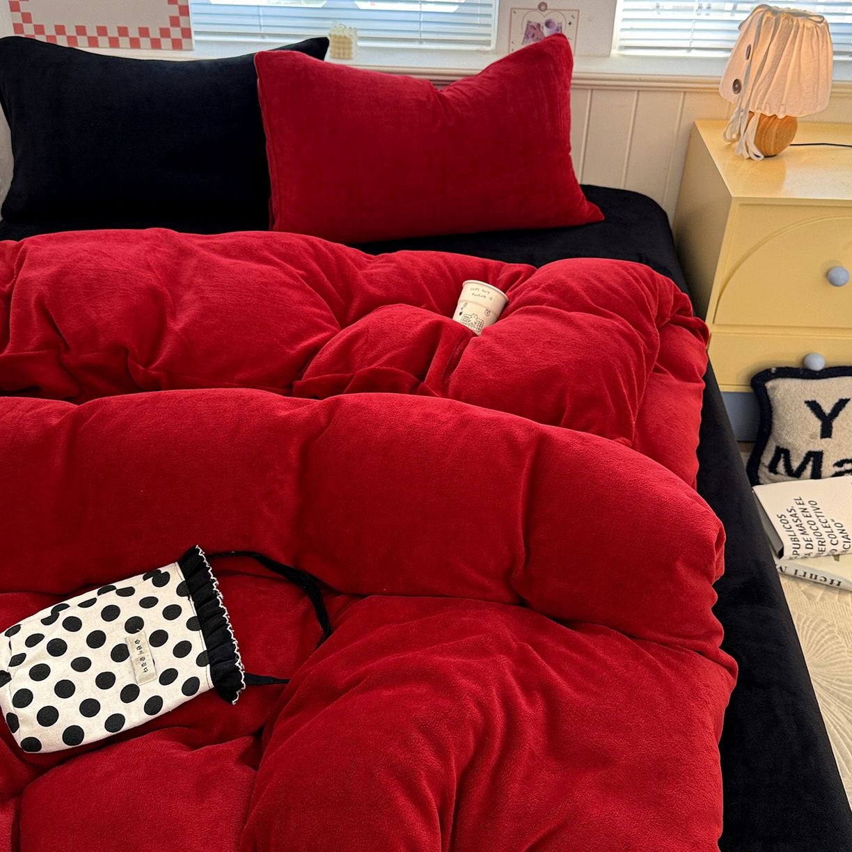 91家纺网 家纺一手货源 找家纺 童颜 2025新款高克重拼色保暖牛奶绒四件套 酒红黑