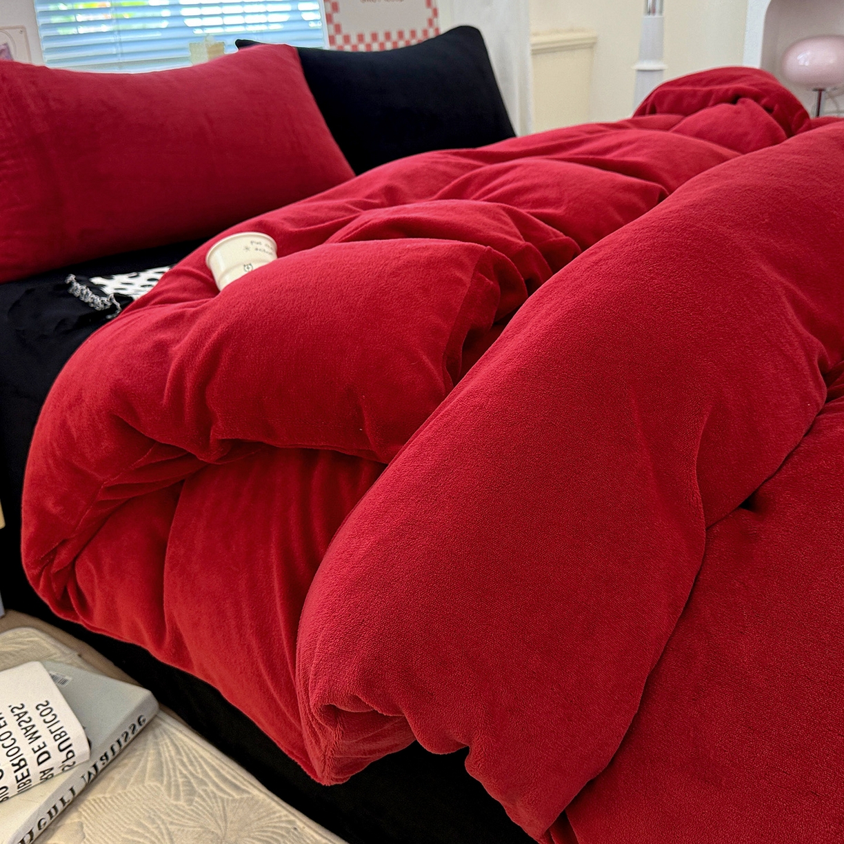 91家纺网 家纺一手货源 找家纺 童颜 2025新款高克重拼色保暖牛奶绒四件套 酒红黑