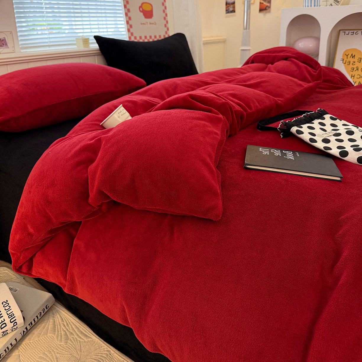 91家纺网 家纺一手货源 找家纺 童颜 2025新款高克重拼色保暖牛奶绒四件套 酒红黑