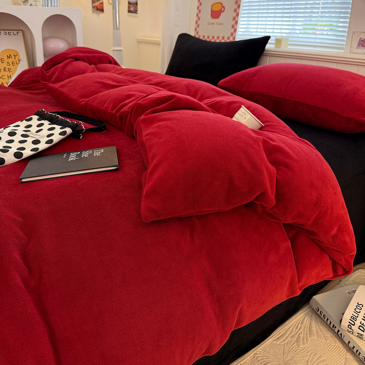 91家纺网 家纺一手货源 找家纺 童颜 2025新款高克重拼色保暖牛奶绒四件套 酒红黑