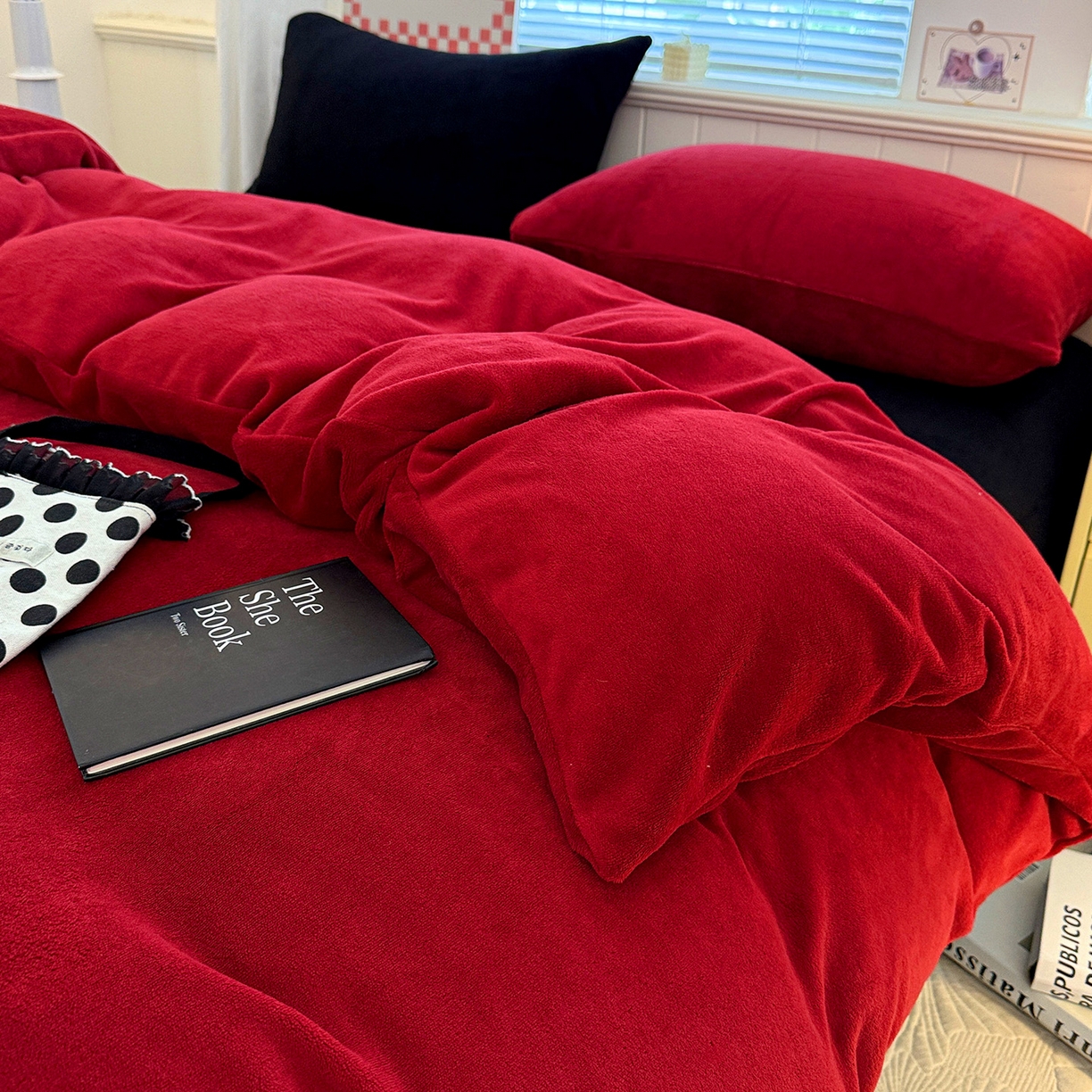 91家纺网 家纺一手货源 找家纺 童颜 2025新款高克重拼色保暖牛奶绒四件套 酒红黑