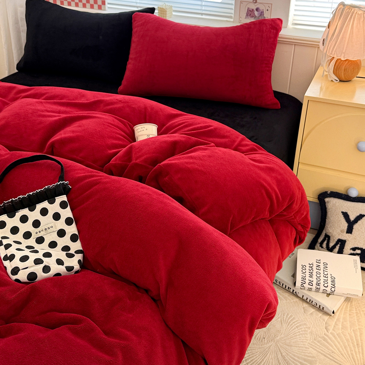 91家纺网 家纺一手货源 找家纺 童颜 2025新款高克重拼色保暖牛奶绒四件套 酒红黑