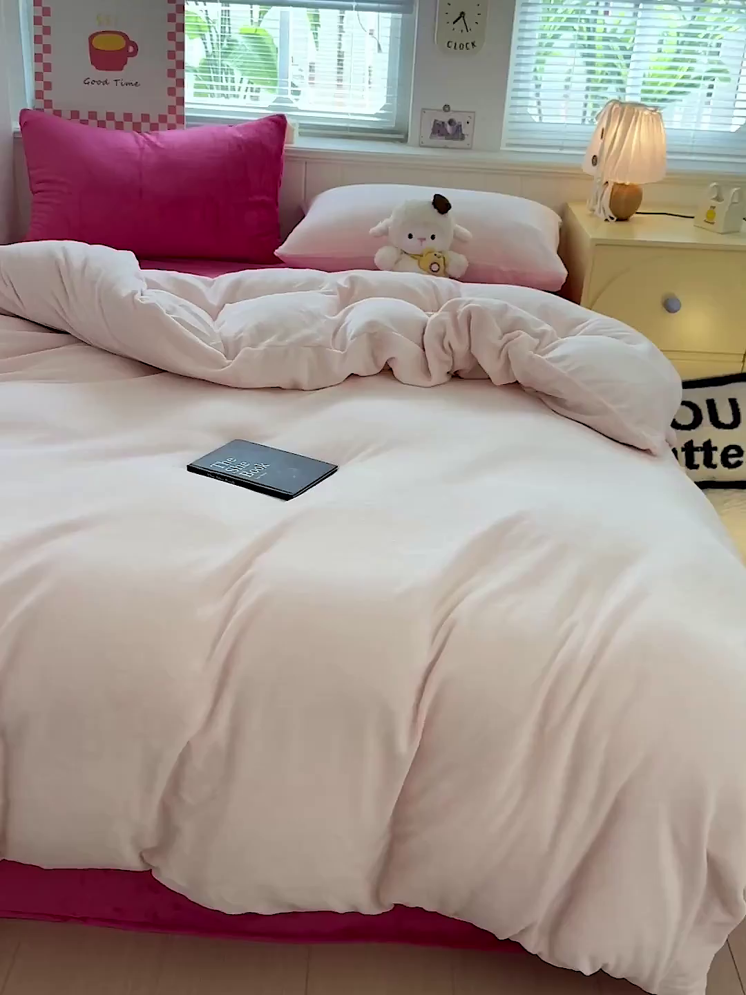 91家纺网 家纺一手货源 找家纺 童颜 2025新款高克重拼色保暖牛奶绒四件套 粉玉+玫红