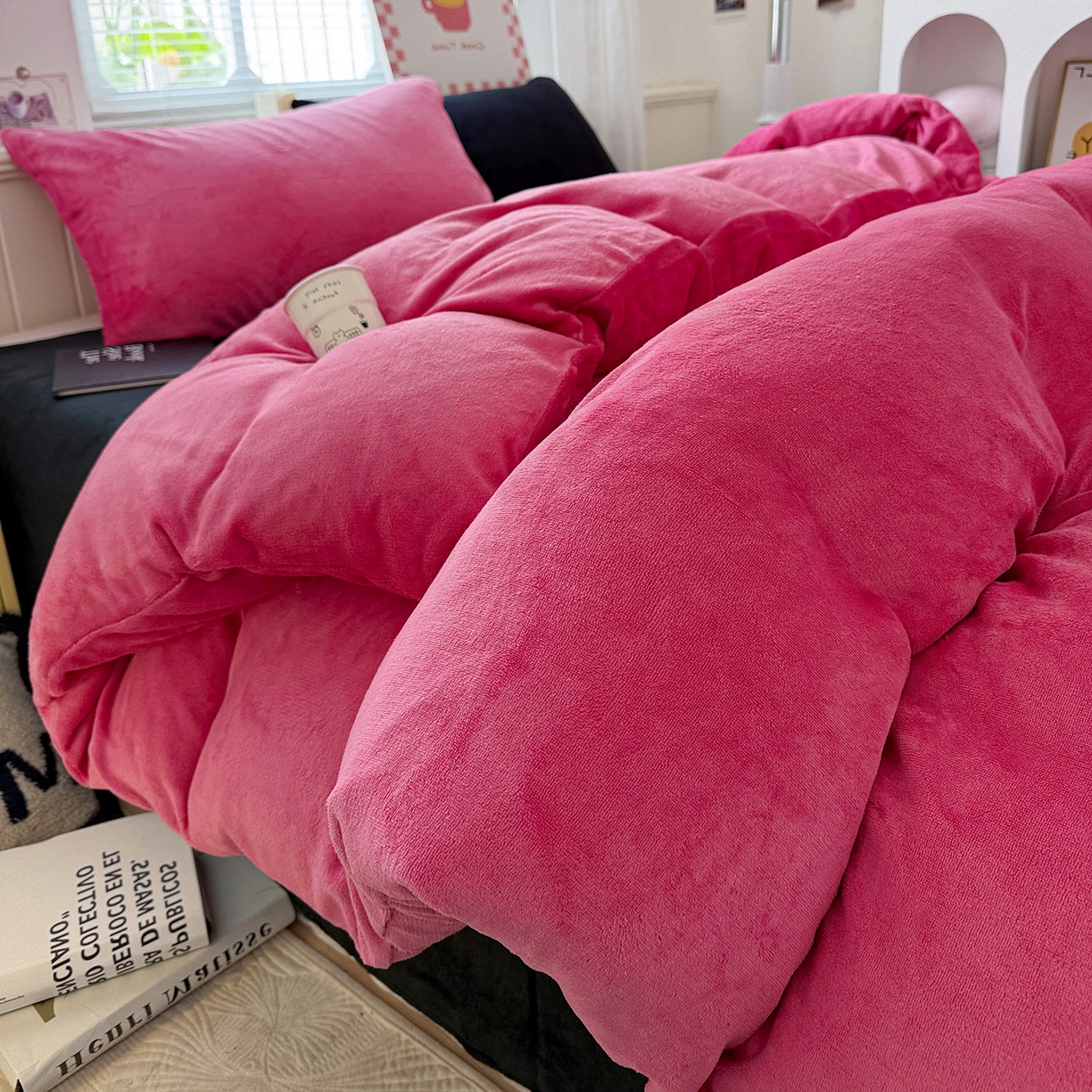 91家纺网 家纺一手货源 找家纺 童颜 2025新款高克重拼色保暖牛奶绒四件套 玫红黑